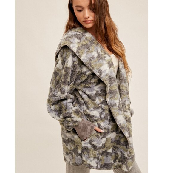 NEW Boutique Hooded Camo Teddy Jacket Cozy Sherpa Fleece Weekend Furry Soft Warm - Picture 2 of 6